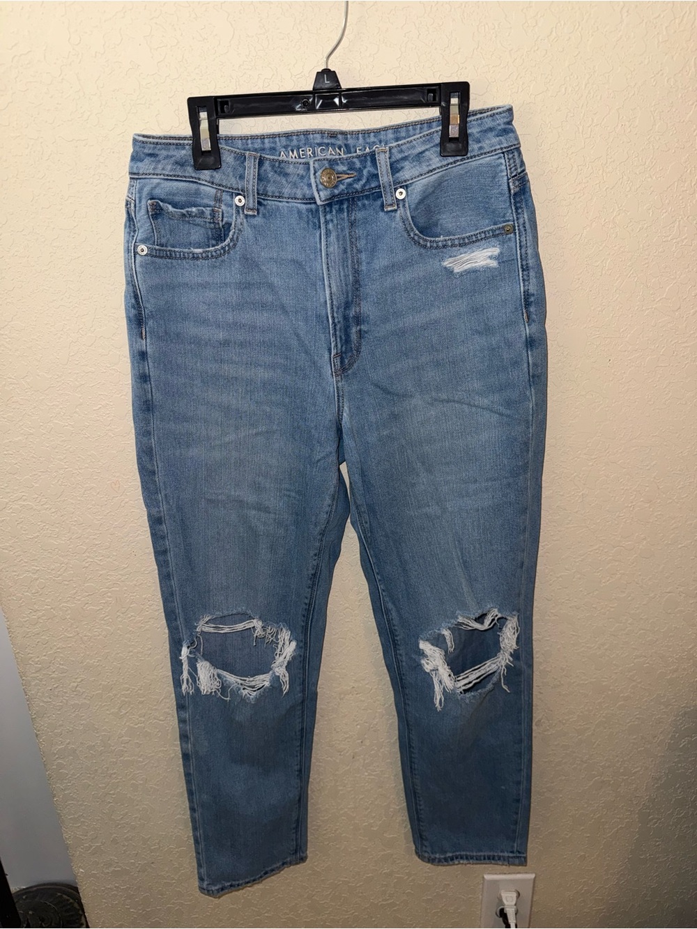 Women’s American Eagle distressed straight jeans